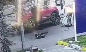 Çekicinin kaldırdığı otomobilden düşen kadın yaralandı