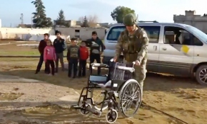 Mehmetçik'ten Suriyeli engellilere yardım eli