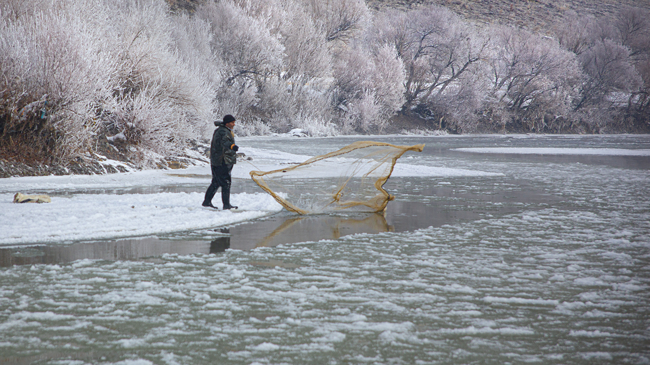 Yazın inşaatlarda çalışıp kışın da geçimini balıkçılıkla sağlayan vatandaşların, sezonun gelmesiyle zorlu ekmek mücadelesi başladı.