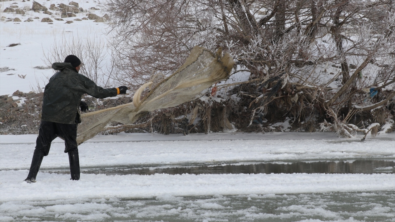 Ellerine aldıkları balta ve küreklerle kenarlardaki buzları kıran vatandaşlar, daha sonra buz gibi akan suya girerek balıkların bir arada bulunduğu yerleri tespit etmeye çalışıyor.