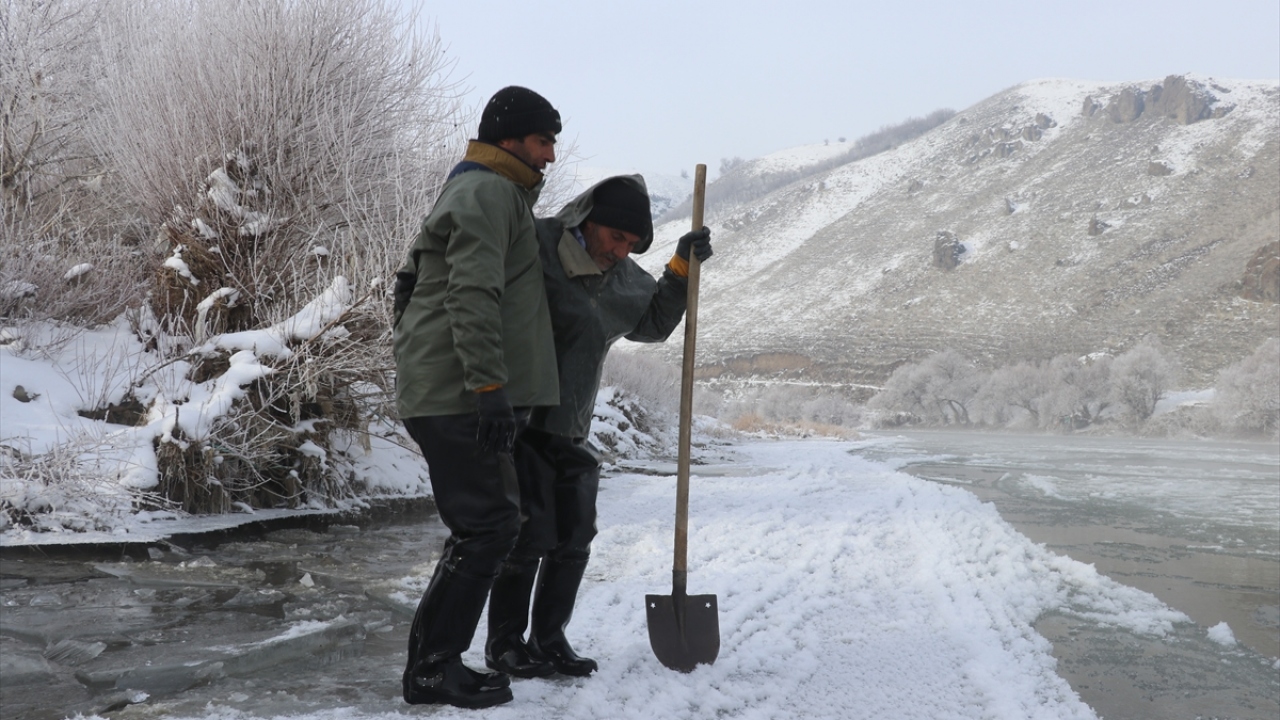 Tehlikeye aldırış etmeden zaman zaman akıntıya kapılan buz parçalarının üzerine çıkan balıkçıların zorlu mesaisinde kaş ve kirpikleri de kırağı tutuyor.