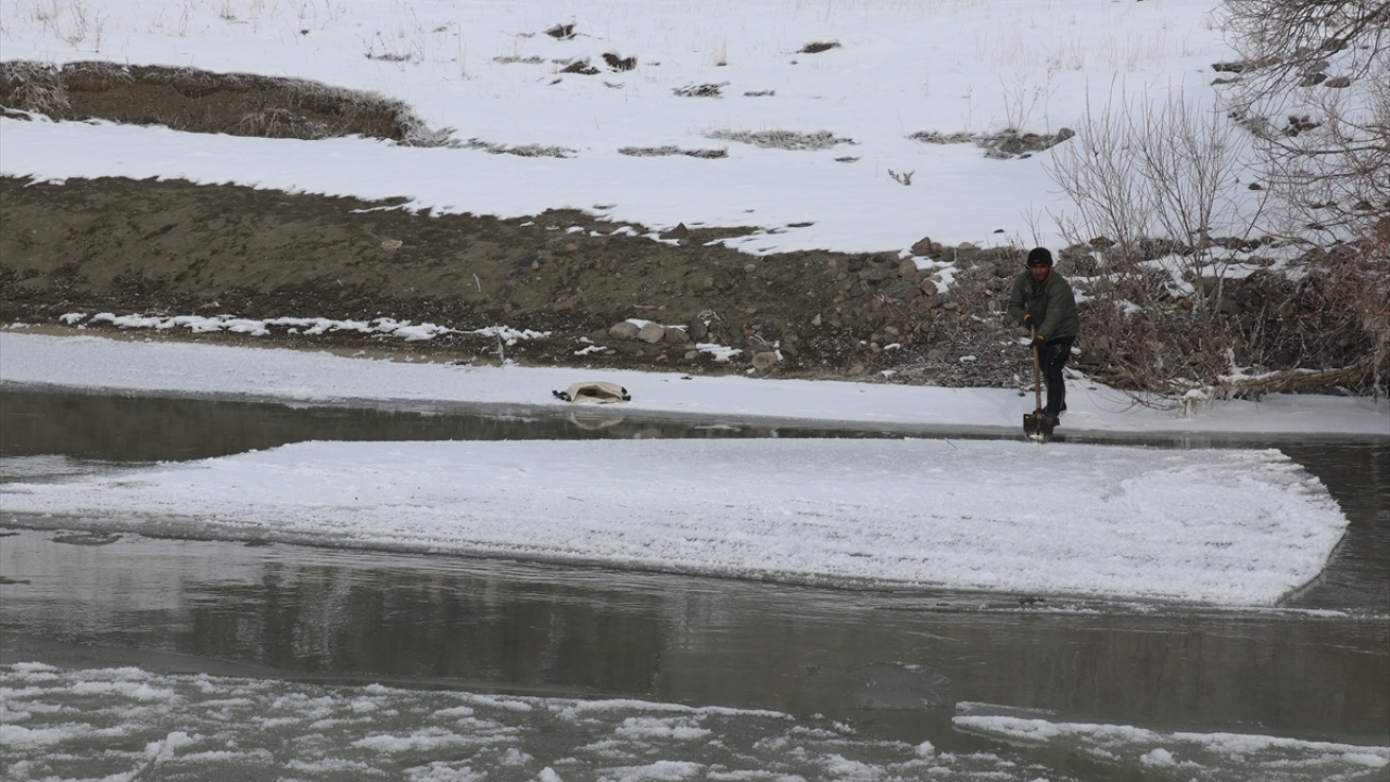 Balıkçılardan 60 yaşındaki Halis Günay, yaptığı açıklamada, 40 yıldır Murat Nehri`nin Hamur ile Tutak ilçeleri arasındaki kısmında avlandığını söyledi.