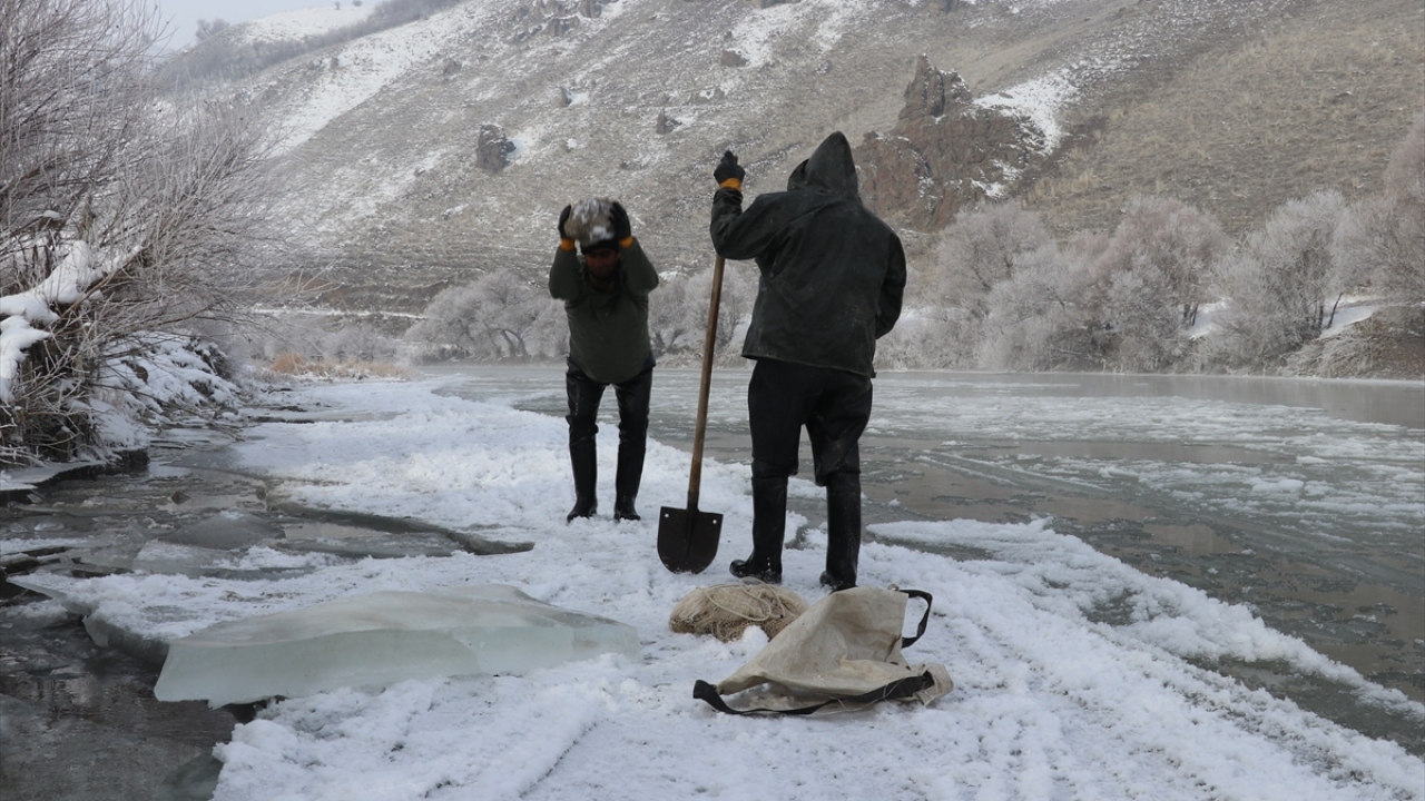 Balıkçılardan Ahmet Yakut da soğuk havada balık tutmanın çok zor olduğunu anlattı.