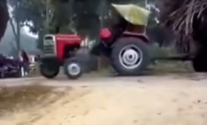 İkiye ayrılan traktör, görenleri şaşkına çevirdi