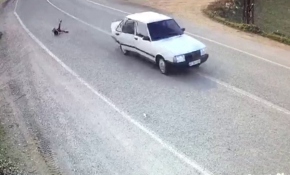 Otomobilden yola düşen çocuk ölümden döndü