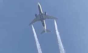 Acil inişe hazırlanan uçak yakıtını yerleşim birimi üzerinde boşalttı