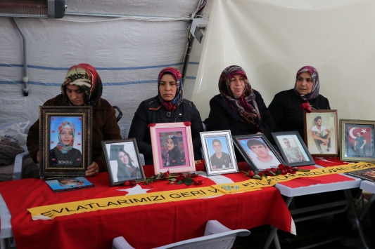 Diyarbakır annelerinin oturma eylemine katılım sürüyor