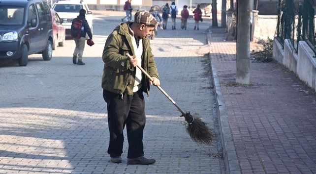 Okul yolunun 70 yaşındaki gönüllü temizlikçisi