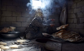 Dondurucu soğukta tandırda ekmek yapıyorlar