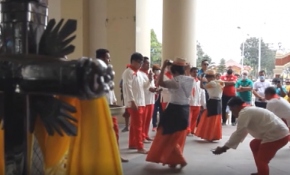 Filipinler'de bölge halkı yanardağı söndürmek için dans etti