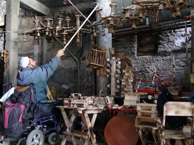 Tekerlekli sandalyede yaptığı ürünleri satarak 4 çocuğunu okuttu