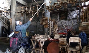 Tekerlekli sandalyede yaptığı ürünleri satarak 4 çocuğunu okuttu