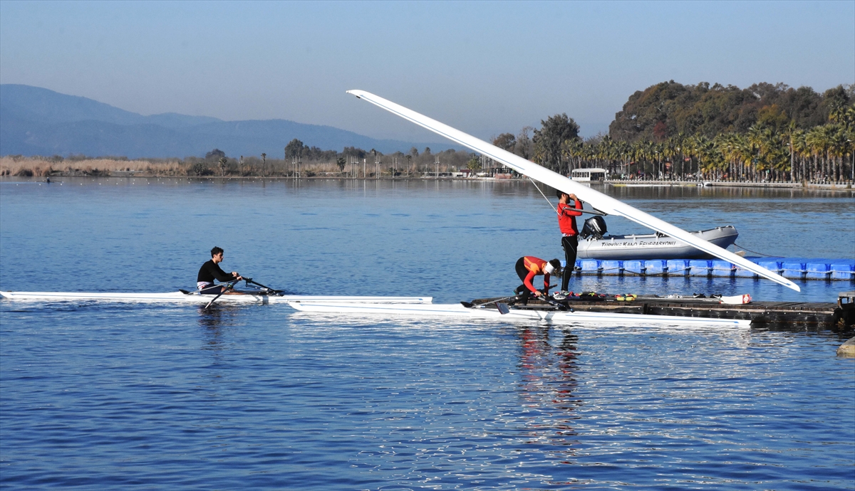 Oktar, amaçlarının zor şartlar altında yapılan kürekte gençleri yetiştirerek ülkeye madalya kazandırmak olduğunu kaydetti.
