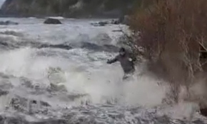 Manzarayı izlerken dalganın kurbanı oldular