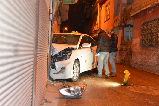 Seyir halindeki otomobilde silahla başından vuruldu