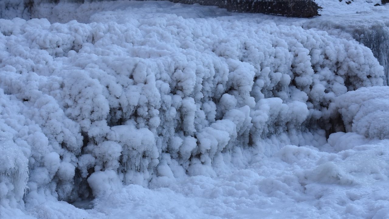 Hava sıcaklığının gece sıfırın altında 21 dereceye düştüğü Kars`taki dere ve göletler buzla kaplandı.