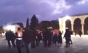 İsrail polisi Mescid-i Aksa'yı bastı, Filistinlilere saldırdı