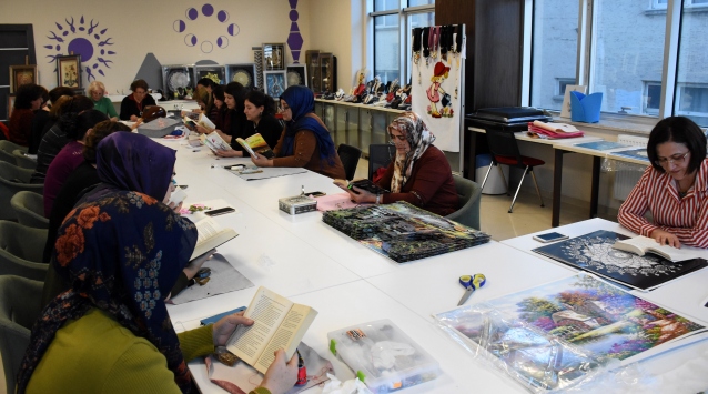 Halk kütüphanesi, emekli öğretmenlerin "sanat evi" oldu