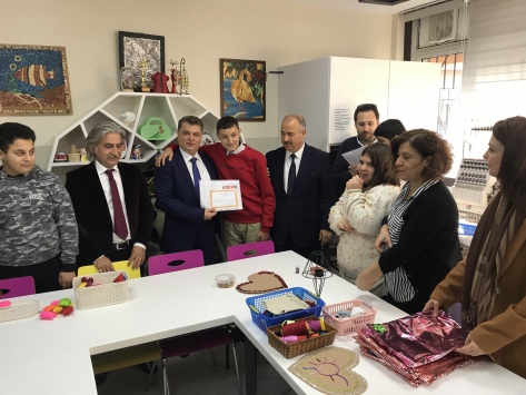 İzmirde yaklaşık 850 bin öğrenci karne aldı