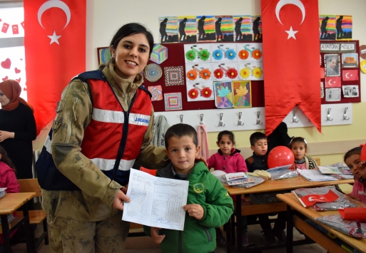 Mehmetçik, çocukların karne heyecanına ortak oldu