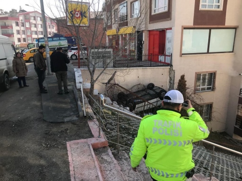 Apartman bahçesine devrilen otomobildeki anne ve oğlu yaralandı