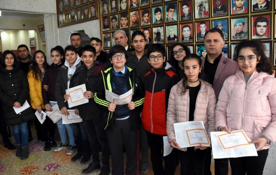 Kırşehirde takdir belgesi alan öğrenciler başarılarının mutluluğunu şehit aileleriyle paylaştı