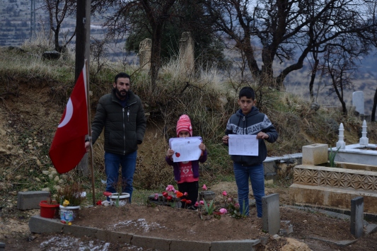 Karnelerini aldıktan sonra şehit babalarının mezarına koştular