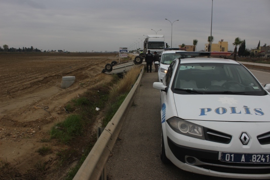 Adanada kamyonet devrildi: 4 yaralı