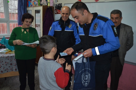 Kahramanmaraşta öğrenciler, karnelerini polisten aldılar