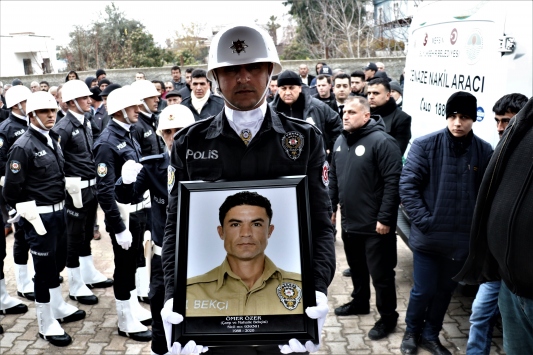 Mersinde denizde kaybolduktan sonra cansız bedenine ulaşılan bekçinin naaşı defnedildi