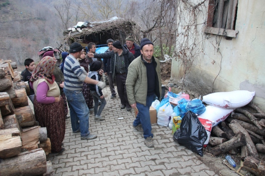 Vatandaşlar evi yanan aileler için yardım kampanyası başlattı