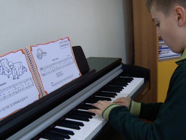 Otizmli Ali Ensar duyduğu her sesi notaya çevirebiliyor