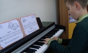 Otizmli Ali Ensar duyduğu her sesi notaya çevirebiliyor