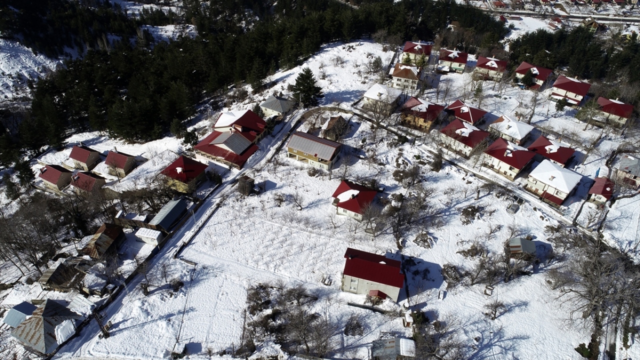 Yazın sıcaktan kurtulmak isteyenlerin tercih ettiği yaylalar, kış mevsiminde ise kar görmek isteyenlerin uğrak yerleri arasında bulunuyor.