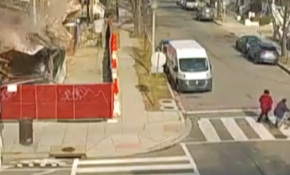 Binanın altında kalmaktan saniyelerle kurtuldular