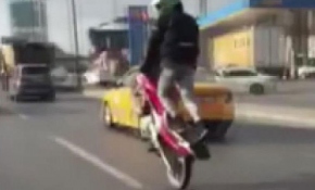 Trafikte tek teker üstünde giden motosikletlinin o anları kamerada