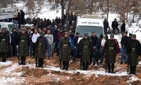 Şehit cenazesinde üşümesinler diye montlarını askerlere verdiler
