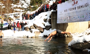 Dondurucu soğuğa aldırış etmeden buz gibi suda yüzdüler