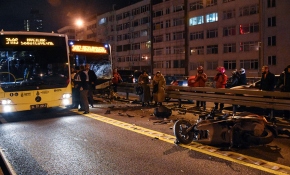 Metrobüs yoluna giren motosikletli kazaya neden oldu: 2 yaralı