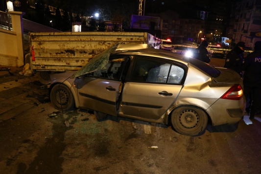 Başkentte park halindeki tıra çarpan otomobilin sürücüsü ağır yaralandı