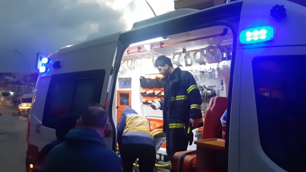 Kocaelide bir AVMde çıkan yangın söndürme sırasında itfaiye eri yaraandı
