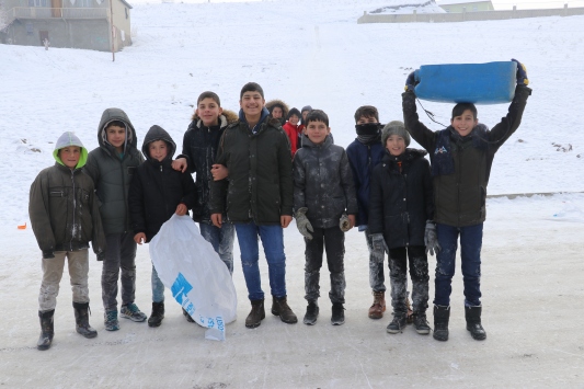 Ağrılı çocukların bidon ve naylonla kızak eğlencesi