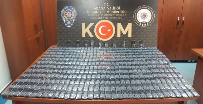 Adanada iş yerinde gümrük kaçağı 418 cep telefonu ele geçirildi