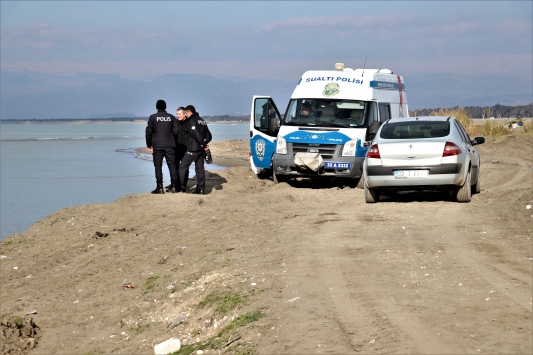Mersinde denizde kaybolan bekçiyi arama çalışmaları sürüyor
