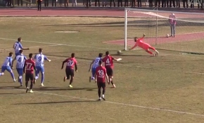 Penaltı üç kez tekrarlandı, önce kaleci, sonra futbolcu gole izin vermedi
