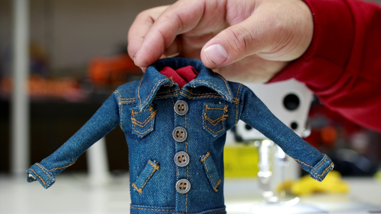 Pantolonun ardından kot mont üretimine yönelen Andaç, işçiliği son derece zor olan kot montu zorlu çalışma sürecinin ardından yaptı.