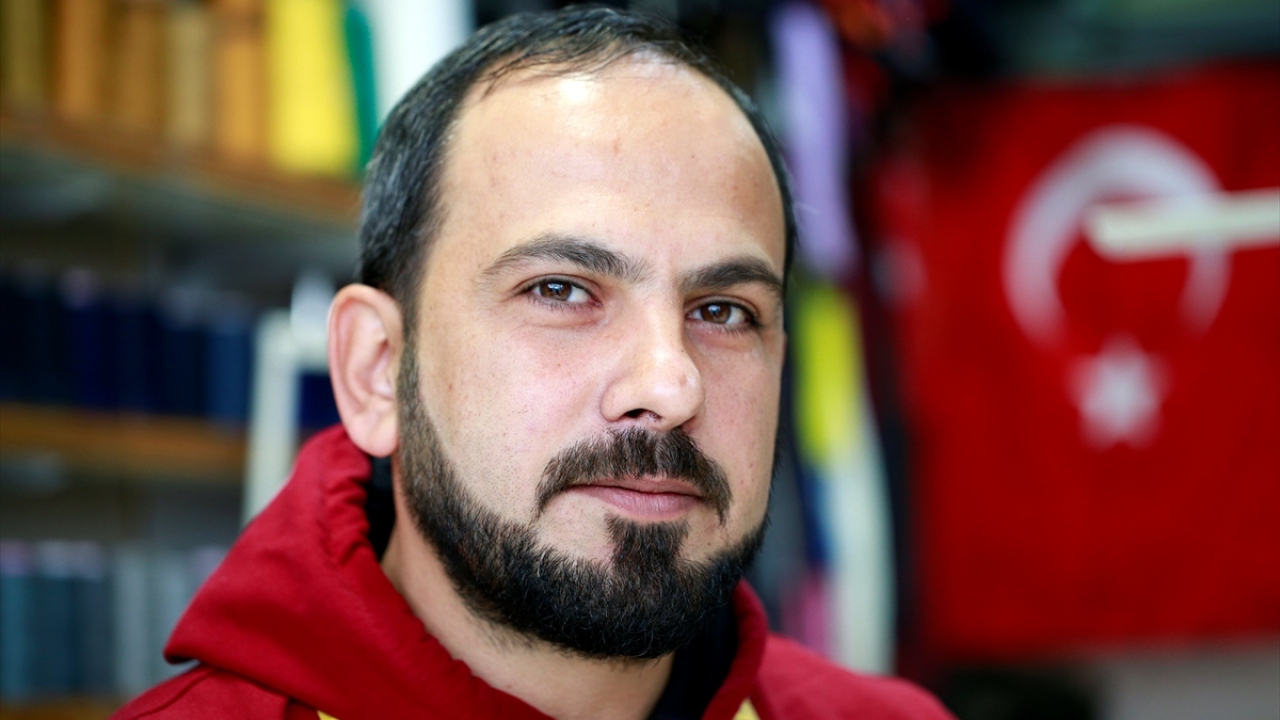 Babasının mesleğini sürdüren Kasım Andaç ise babasının; "Bundan daha küçüğünü kimse dikemez." sözüne karşılık, 2016`da sadece bir tırnak büyüklüğünde 9 milimetrelik kot pantolon hazırladı. 