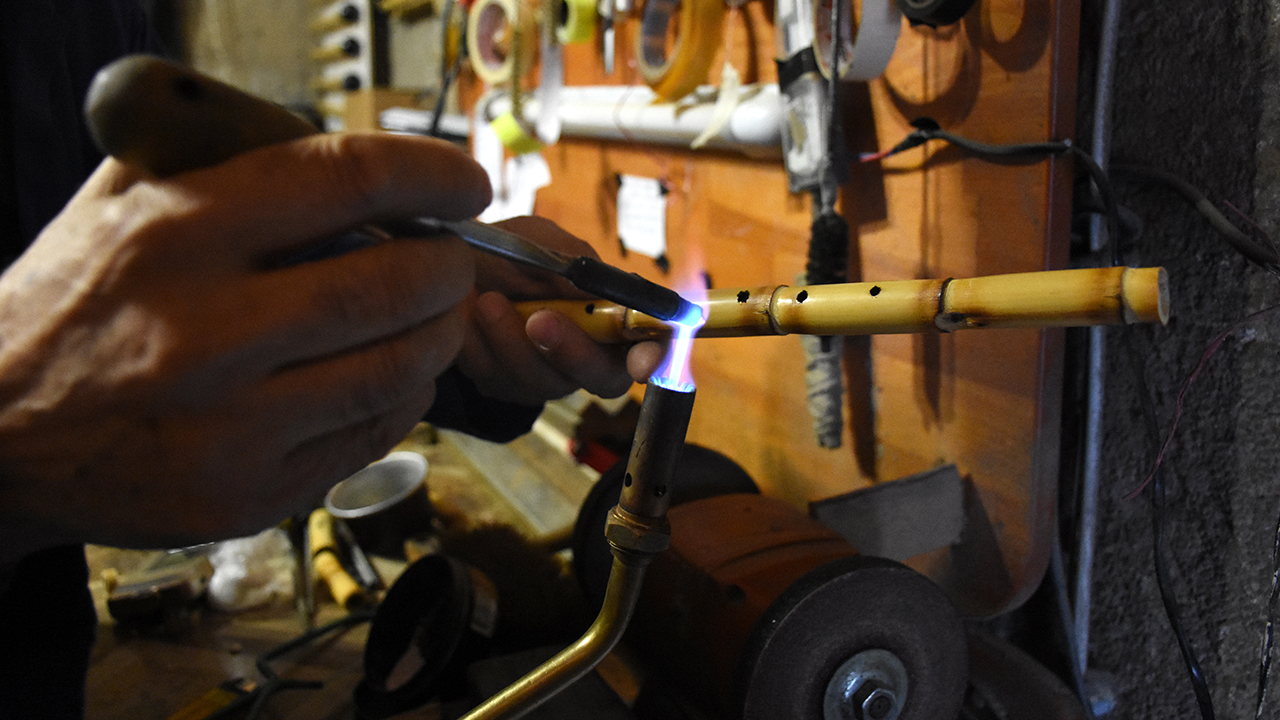 İlkokul çağlarında merak duyduğu neyle öğretmenlik yıllarında, Kayseri Büyükşehir Belediyesi konservatuvarında tanışan 65 yaşındaki Günay, yaklaşık 25 yıldır bu enstrümana büyük bir aşkla nefes veriyor.