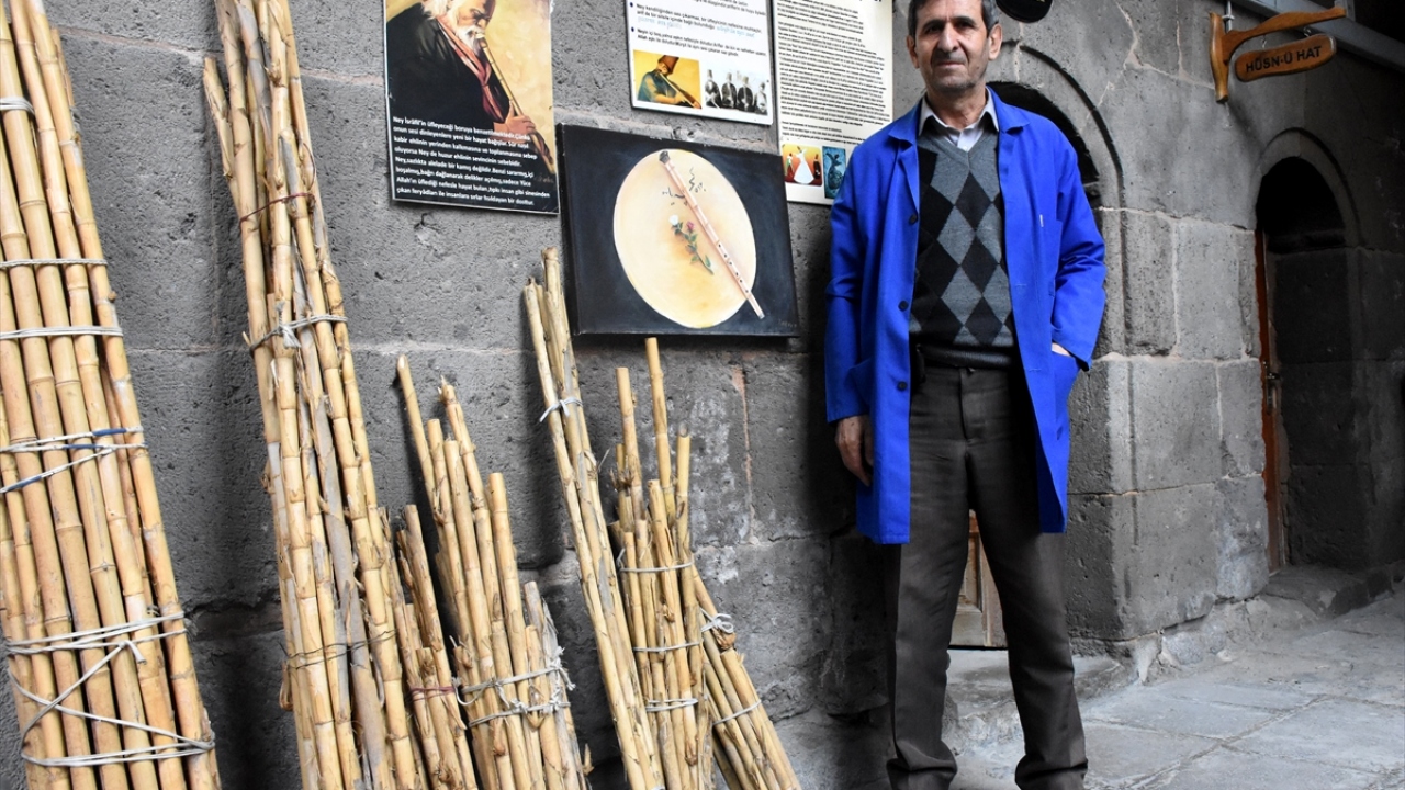 Görev yaptığı yıllarda evinin bir odasını atölyeye dönüştüren Günay, bu işi 2013 yılından bu yana, Selçuklu döneminde yaptırılan Hunat Hatun Külliyesi`nde devam ettiriyor.