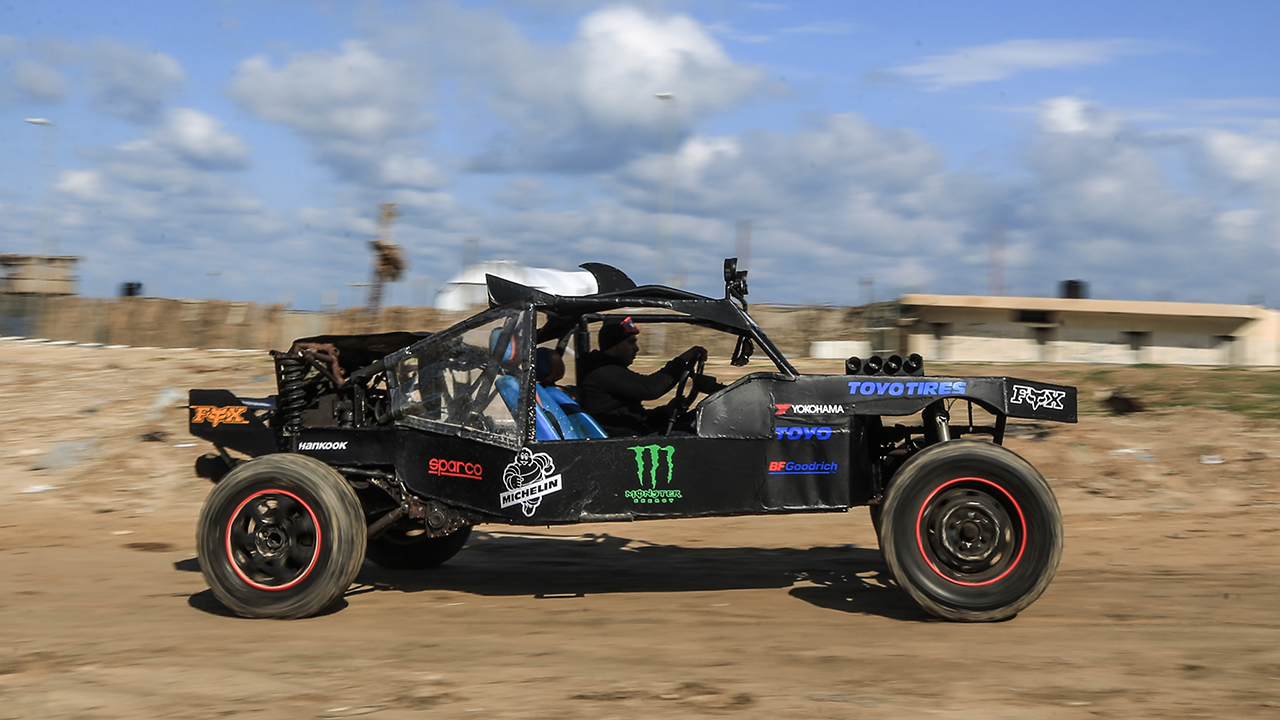 Kendi imkanlarıyla imal ettiği arabasıyla, Gazze sahilinde gösteri yapan 40 yaşındaki Dabbe, seyircilerin beğenisini topluyor.